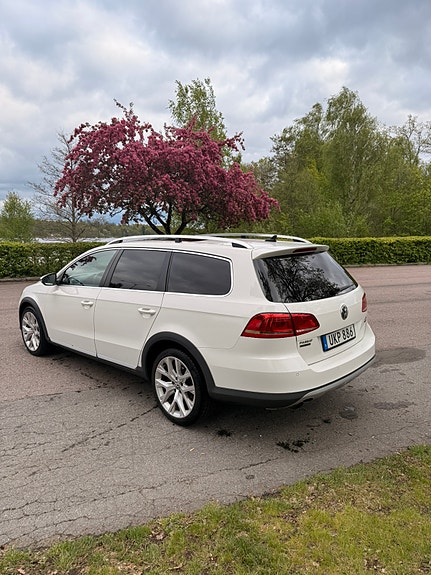 Volkswagen Passat Alltrack 2 of 5