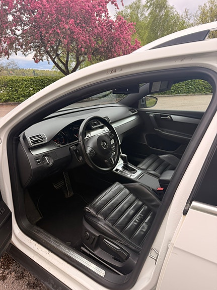 Volkswagen Passat Alltrack 3 of 5