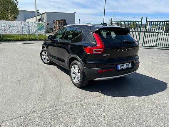 Volvo XC40 2 of 5