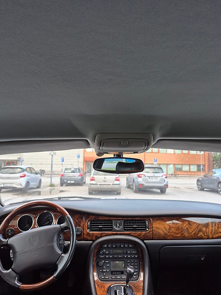 Jaguar XJ 4 of 6
