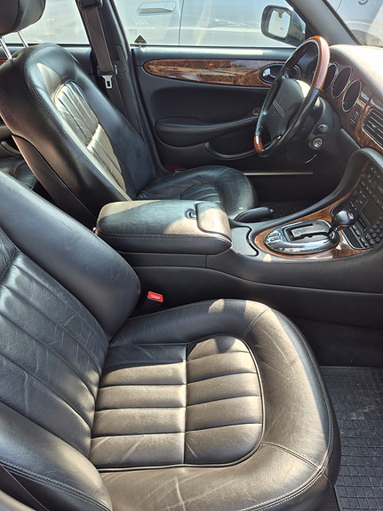 Jaguar XJ 3 of 6