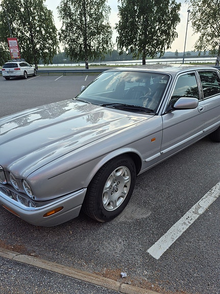 Jaguar XJ 2 of 6