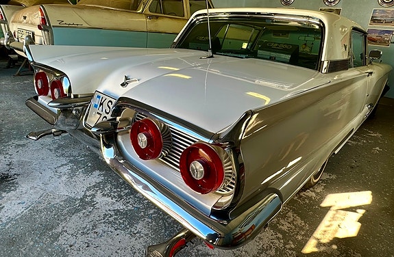 Ford Thunderbird 3 of 4