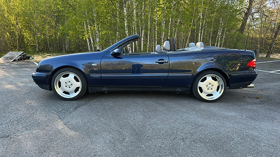 Mercedes-Benz CLK320 4 of 5
