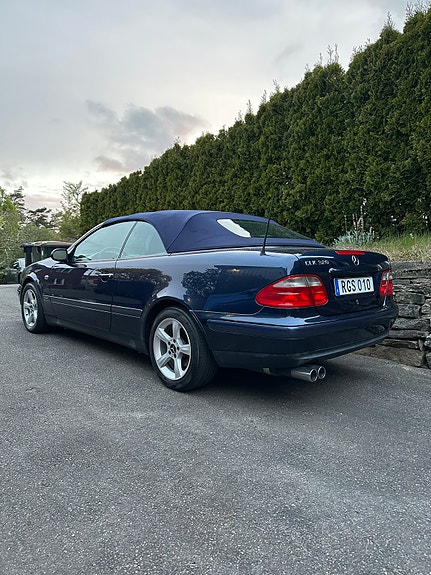 Mercedes-Benz CLK320 3 of 5