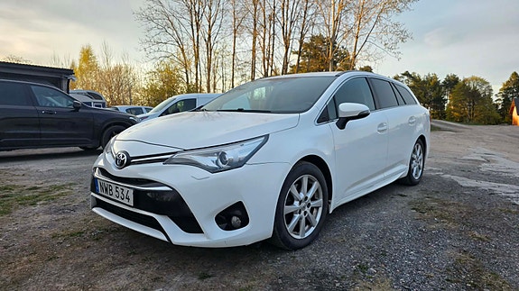 Toyota Avensis 2 of 4
