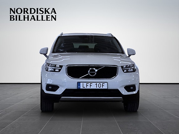 Volvo XC40 2 of 18