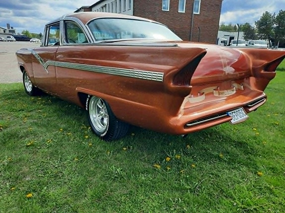 Ford Crown Victoria 4 of 5