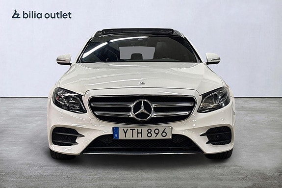 Mercedes-Benz E220 3 of 5