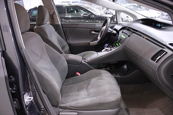 Toyota Prius 13 of 24