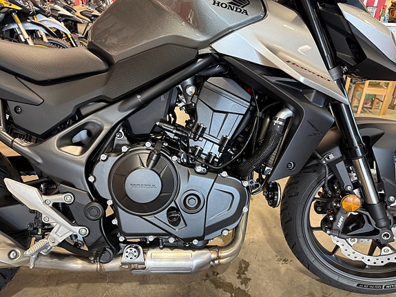 Honda CB750 Hornet 9 of 12