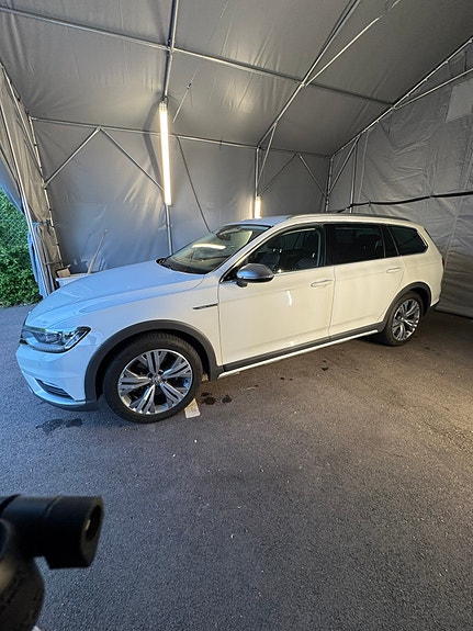 Volkswagen Passat Alltrack 2 of 5