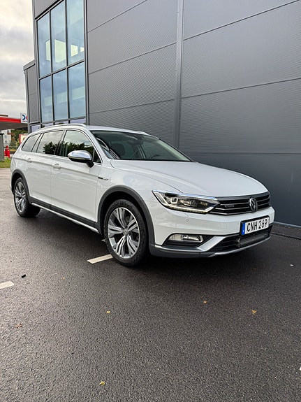 Volkswagen Passat Alltrack 2 of 9
