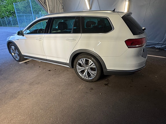 Volkswagen Passat Alltrack 3 of 5