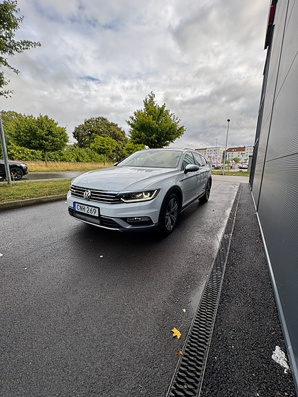 Volkswagen Passat Alltrack 3 of 9