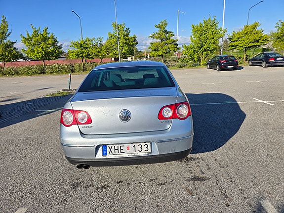 Volkswagen Passat 2 of 5