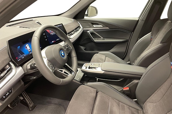 BMW iX1 7 of 13