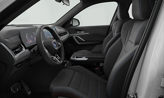 BMW iX1 4 of 13
