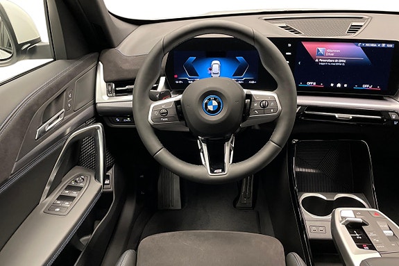 BMW iX1 8 of 13
