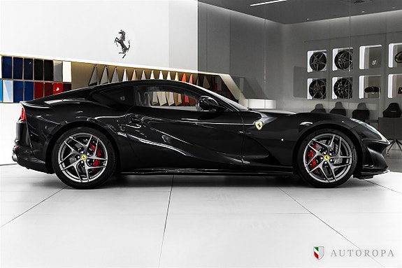 Ferrari 812 Superfast 3 of 5