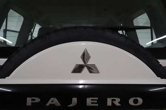 Mitsubishi Pajero 21 of 21