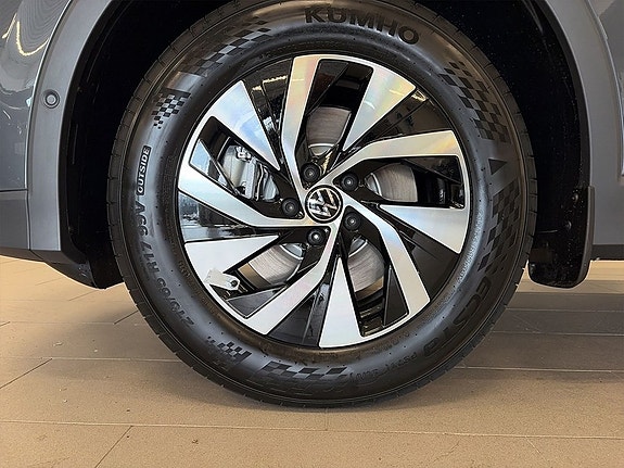 Volkswagen Tiguan 8 of 12