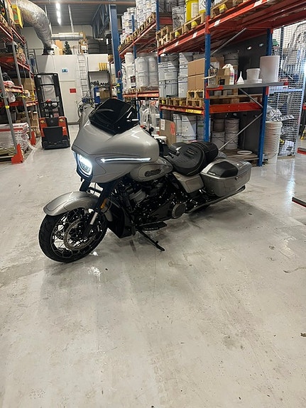 Harley-Davidson CVO STREET GLIDE 3 of 5