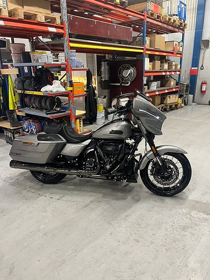 Harley-Davidson CVO STREET GLIDE 2 of 5