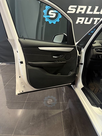 BMW 216d 12 of 30