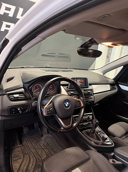 BMW 216d 15 of 30
