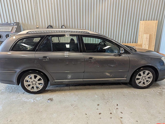 Toyota Avensis 2 of 3