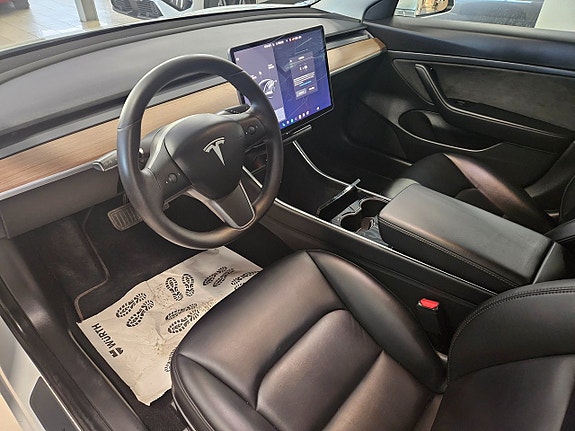 Tesla Model 3 7 of 24