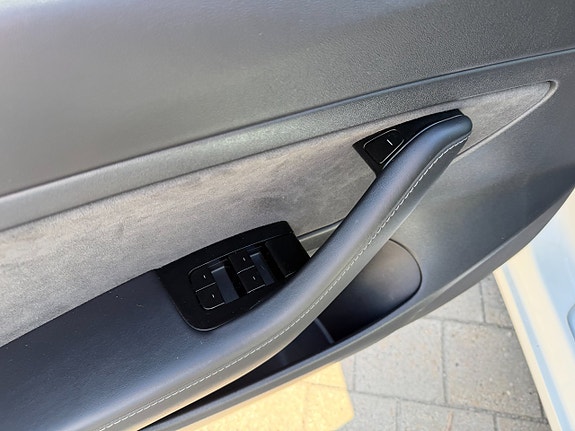 Tesla Model 3 20 of 24