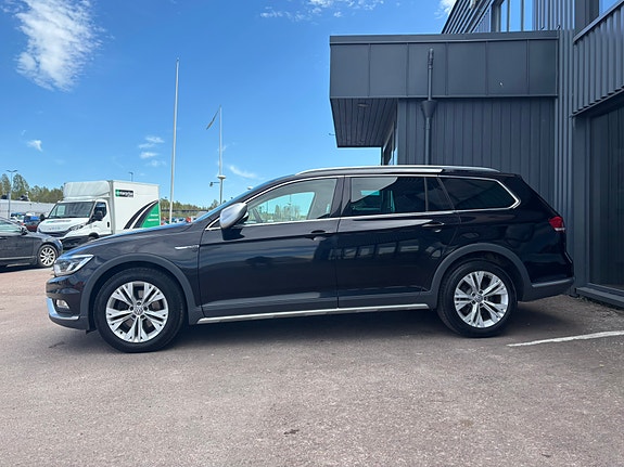 Volkswagen Passat Alltrack 2 of 5