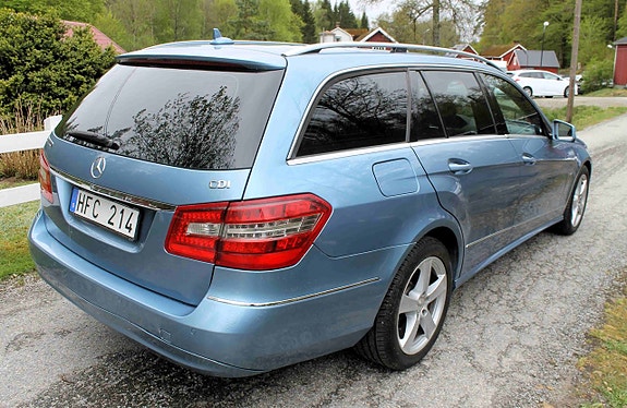 Mercedes-Benz E220 2 of 4