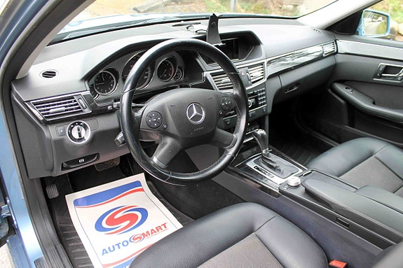Mercedes-Benz E220 3 of 4