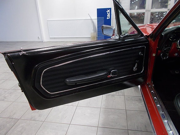 Ford Mustang 11 of 25