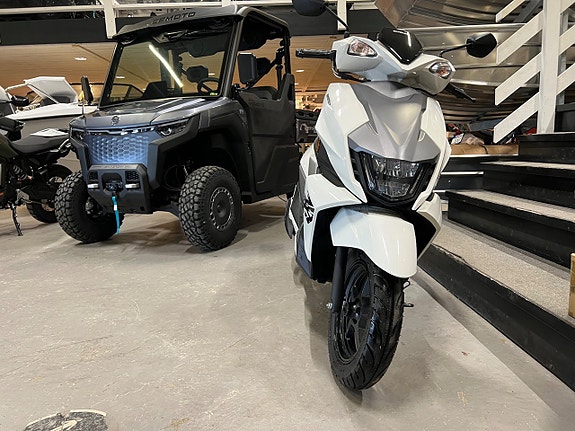 Suzuki UN 125 Sport 2 of 6