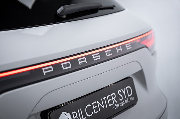 Porsche Cayenne S 10 of 27