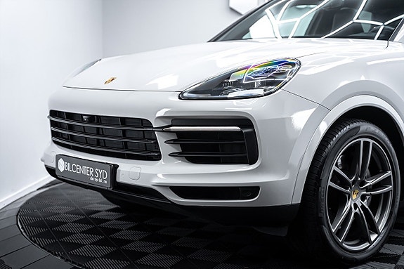 Porsche Cayenne S 2 of 5