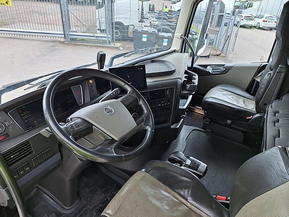 VOLVO Vehicle Tractor 6x2-2 Standard 13 of 19