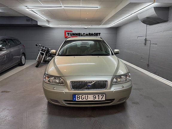 Volvo V70 3 of 5