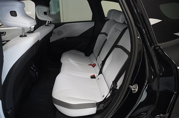 BMW iX3 7 of 17