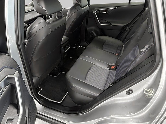 Toyota RAV4 7 of 11