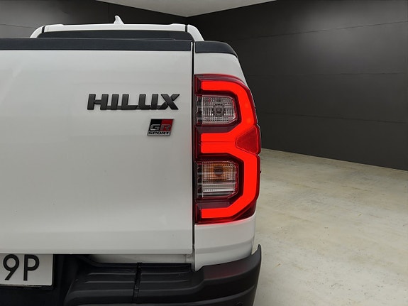 Toyota HiLux 11 of 30