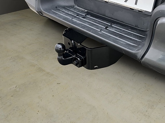 Toyota HiLux 16 of 30
