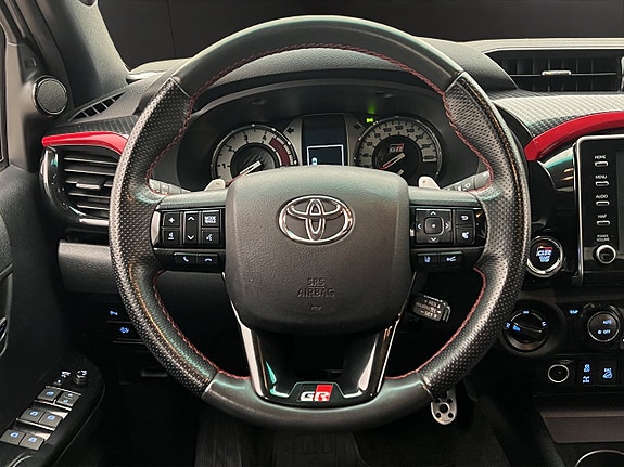 Toyota HiLux 18 of 30