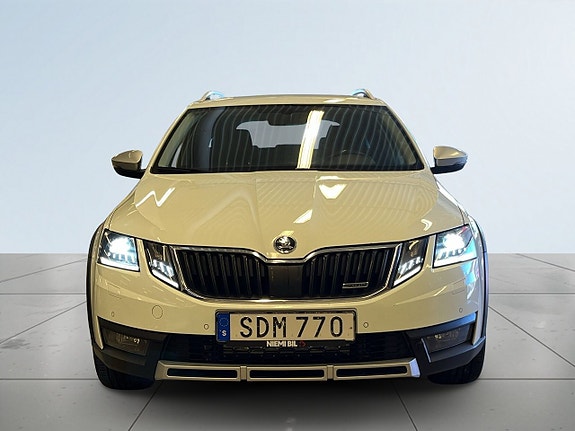 Skoda Octavia Scout 2 of 5