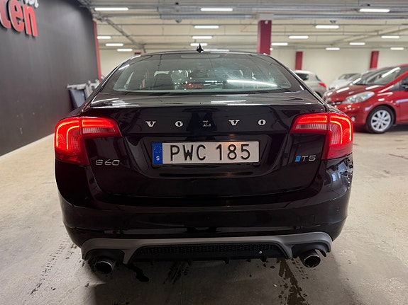 Volvo S60 4 of 5