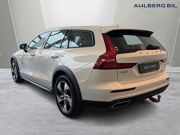 Volvo V60 Cross Country 3 of 5